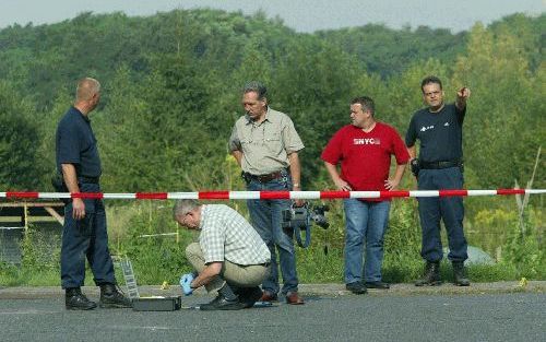 HEERLEN: Politiemensen doen donderdag onderzoek op de plek in Heerlen waar een gewonde man werd aangetroffen. Het was vermoedelijk dezelfde persoon die eerder op de dag een man heeft doodgeschoten en een vrouw zwaar verwondde. De verdachte is voor behande