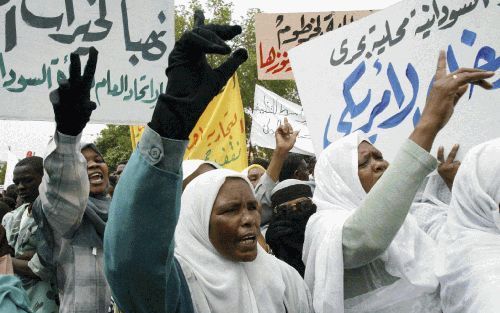 KHARTOEM â€“ Sudanese vrouwen demonstreerden woensdag bij het kantoor van de Verenigde Naties in Khartoem, de hoofdstad van Sudan, tegen een mogelijke buitenlandse interventie in Dar fur.Foto EPA