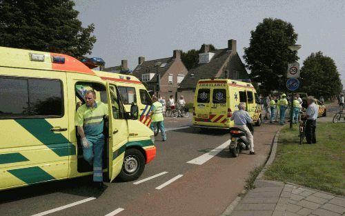 BERGEIJK - Ambulances staan donderdag klaar om slachtoffers af te voeren van een grote brand in een fabriek in Bergeijk. Aan de brand ging een grote explosie en steekvlam vooraf. Door de ontploffing van een ketel sloeg een deel van het dak van het gebouw.