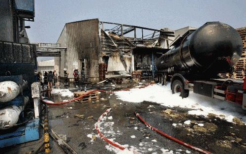 BERGEIJK â€“ Brandweermensen aan het werk in Bergeijk bij chemisch bedrijf Diffutherm, waar donderdag na een explosie een grote brand uitbrak. Door de ontploffing van een ketel sloeg een deel van het dak van het gebouw. EÃ©n persoon raakte lichtgewond, en