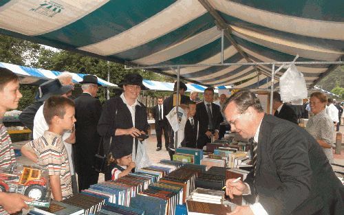 URK â€“ De regionale Mbuma zendingsdag op Urk werd zaterdag drukbezocht. Tijdens de pauze was er volop gelegenheid om onder meer boeken aan te schaffen. Foto Hans Veenhuis