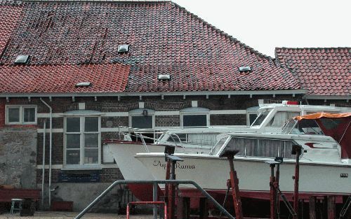 THOLEN â€“ Scheepswerf Van Duivendijk â€“„sinds 1872 in handen van de familie”â€“ profiteert van de toenemende toeristen die over water ook Tholen aandoen. Mede eigenaar Dirk van Duivendijk: „Het aantal schepen neemt nog steeds toe en ook de boten worden 