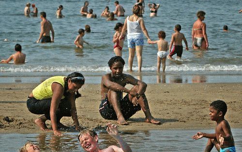 SCHEVENINGEN â€“ Kinderen zoeken verkoeling in het water van de Noordzee bij Scheveningen. Maandag bereikte het kwik in De Bilt opnieuw tropische waarden. Daarmee was de 35e hittegolf sinds 1901 in Nederland een feit. Foto ANP