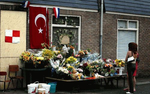 EINDHOVEN - Bloemen en afscheidsbrieven bij het huis in Eindhoven waar zaterdagnacht twee jongens om het leven kwamen door een aangestoken brand. De Turkse vlag geeft de nationaliteit van de slachtoffers aan. - Foto ANP