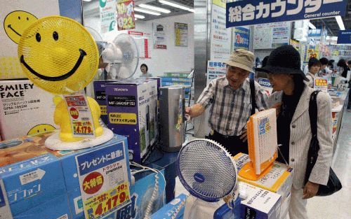 TOKIO â€“ Niet alleen China, ook buurland Japan wordt geteisterd door aanhoudende hitte. Burgers in de hoofdstad Tokio waren donderdag naarstig op zoek naar ventilatoren. Foto EPA