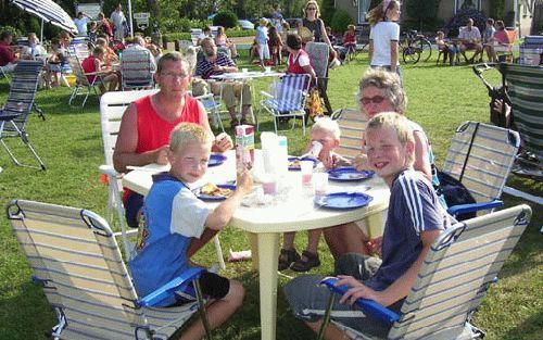 HARICH â€“ Campinggasten genieten van de pannenkoeken die werden verkocht voor Woord en Daad. De actie op camping De Verborgen Hoek in Harich (Fr.) leverde 780,50 euro op. Foto M. Woudenberg