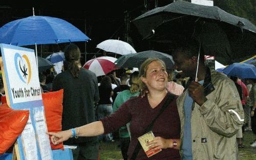 LIEMPDE â€“ Ondanks het natte weer zijn ook dit jaar weer duizenden jongeren afgekomen op het Flevofestival in het Brabantse Liempde, dat zondag wordt afgesloten. „We verwachten zeker de 11.000 te halendie er vorig jaar ook waren”, aldus pr medewerkster H