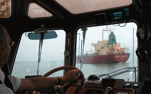 VLISSINGEN â€“ Kapitein J. G. Roman zet met zijn loodsbootje koers naar de McKinney. De Belgische kapitein brengt en haalt al 25 jaar loodsen naar en van zeeschepen op de Westerschelde. „Ge moet het zo bekijken: heen Ã©n terug moet er een loods aan boord 