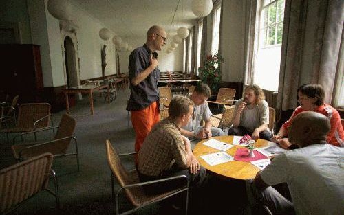 DEN HAAG â€“ In het Willibrordushuis te Den Haag, een kloostergebouw dat onder meer gebruikt wordt voor charismatische vernieuwing in de Rooms Katholieke Kerk, werd de afgelopen dagen een trainingsweekend voor gemeentestichters gehouden. Trainer AndrÃ© Ve