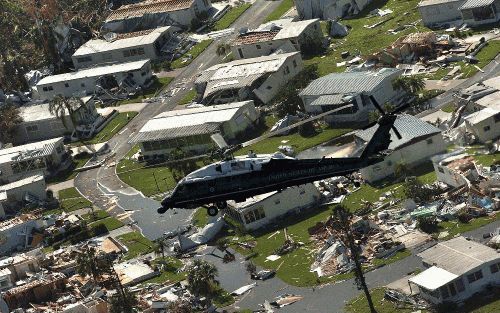 PUNTA GORDA â€“ De orkaan Charley, die vrijdag de Amerikaanse staat Florida aandeed, liet daar een spoor van vernieling na. Zondag liet president Bush zich in een van de getroffen gebieden, Charlotte County, over de schade informeren terwijl hij er met ee