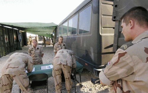 Al SAMAWAH â€“ Nederlandse militairen in Irak tekenen het condoleanceregister voor de 29 jarige wachtmeester die zaterdagavond bij een beschieting bij het Zuid Iraakse al Rumaytha om het leven kwam. Foto ANP