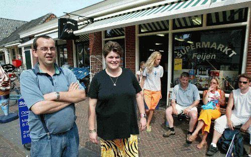 TERHERNE â€“ Is het volop zomer, dan werken er elke dag twintig mensen in diverse ploegen in de supermarkt van Karel Feijen (l.) en zijn vrouw Hellen in Kameleondorp Terherne. In de winter drijft de zaak op hen samen, aangevuld met Ã©Ã©n vaste kracht. Zon