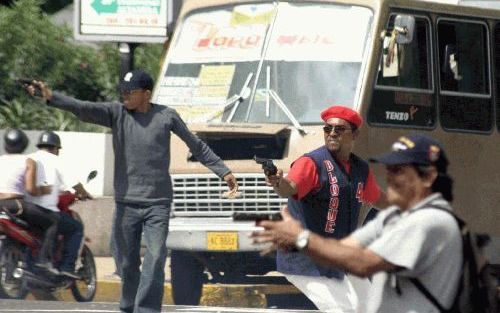 CARACAS â€“ Aanhangers van de Venezolaanse president Chavez openden maandag het vuur op een betogende menigte in de hoofdstad Caracas. Daarbij vielen zeker Ã©Ã©n dode en zes gewonden. Foto EPA