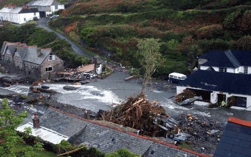 BOSCASTLE â€“ Zeer zware regenval heeft maandag in het Britse Cornwall tot hevige overstromingen geleid. Reddingswerkers waren tot dinsdagmorgen bezig om gestrande automobilisten en mensen uit ondergelopen huizen te redden. Zeker drie personen werden dins