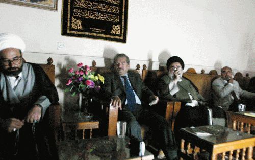 NAJAF â€“ Een delegatie van de Iraakse nationale conferentie bracht dinsdag onder leiding van Hussein al Sadr (tweede van rechts) een bezoek aan de radicale sjiitische groep onder leiding van Muqtada al Sadr. Volgelingen van deze geestelijke voeren al van