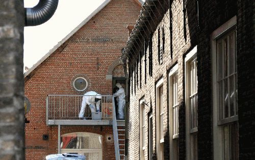 ROOSENDAAL â€“ Medewerkers van de politie waren woensdag in Roosendaal bezig met een onderzoek in een pand. Bij invallen werden mensen aangehouden die verdacht worden van betrokkenheid bij de aanslag in Madrid op 11 maart. Foto ANP