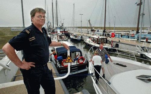 ENKHUIZEN â€“ Bij grote drukte en stijgende temperaturen houdt hoofdsluismeester Hans van Hemert het hoofd koel. „Ons vak lijkt zo simpel, maar een sluismeester moet ogen en oren voor en achter hebben.” Foto RD, Anton Dommerholt