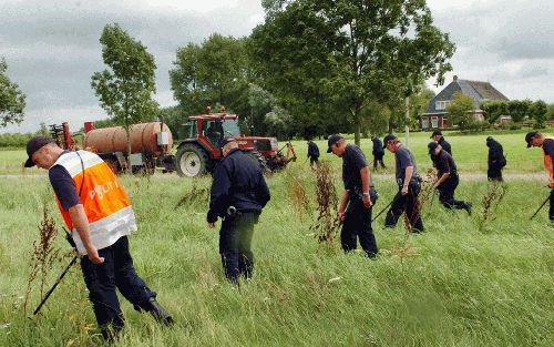 LEEUWARDEN â€“ De politie heeft donderdag de berm bij asielzoekerscentrum Burmania bij Leeuwarden doorzocht naar sporen van de schietpartij woensdag. Daarbij raakten drie mensen gewond. Vijf verdachten zijn aangehouden. Foto ANP