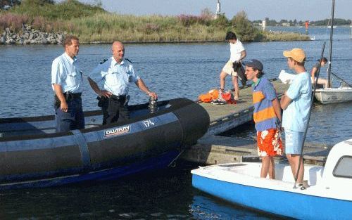 VEERSE MEER â€“ Hoofdagent van de politie John Davidse (l.) en zijn collega Ben Latooy patrouilleren deze zomer op het Veerse Meer. Bestuurders die met alcohol op achter het stuur zitten, snappen de twee zelden. „Een te grote snelheid op het water is een 