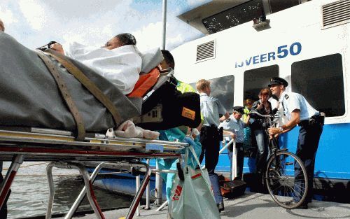 AMSTERDAM â€“ Een gewonde passagiere werd vrijdag naar de ambulance gebracht na een ongeval met een veerpont over het IJ in Amsterdam. De pont raakte stuurloos en botste tegen een damwand achter het Centraal Station. Twee passagiers raakten lichtgewond. F