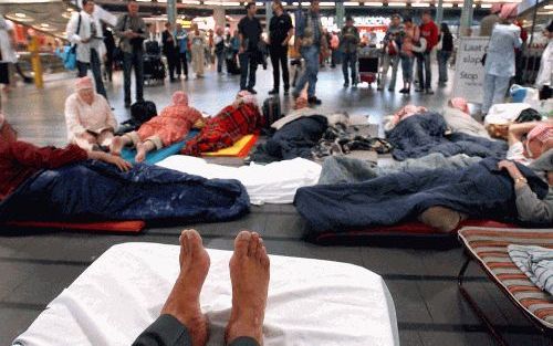 SCHIPHOL - Zo\'n vijftig omwonenden van Schiphol protesteren vrijdagavond met leden van Milieudefensie op de luchthaven tegen de toenemende geluidsoverlast door vliegtuigen. Foto ANP