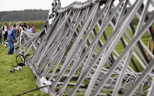 IJSSELSTEIN â€“ Een van de drie zendmasten van de Nederlandsche Omroep Zendermaatschappij (Nozema) in het Utrechtse IJsselstein is zaterdag neergehaald. Belangstellenden namen een kijkje tussen de restanten van de 165 hoge mast. Foto ANP