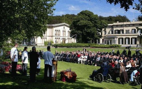 ARNHEM â€“ Overlevenden van de jongenskampen in Nederlands IndiÃ« hielden maandag hun jaarlijkse herdenking op landgoed Bronbeek in Arnhem. Joost van Eerden, kleinzoon van een overlevende, droeg het gedicht ”Herdenken” voor. Foto RD, Sjaak Verboom