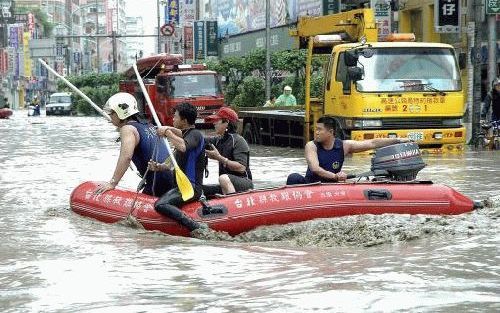 SHANCHUNG - Een Taiwanees reddingsteam zoekt naar slachtoffers de ondergelopen straten van Shanchung, het noorden van Taiwan. De tyfoon Aere lied vijf doden, zes vermisten en een schade van 610 miljoen Taiwanese dollars achter. Foto EPA