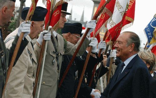 PARIJS â€“ De Franse president Chirac spreekt met veteranen uit de Tweede Wereldoorlog tijdens een ceremonie in Parijs. De Fransen herdachten woensdag dat hun hoofdstad zestig jaar geleden werd bevrijd. Foto EPA