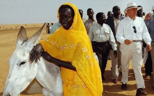 AL FASHER â€“ De Britse minister van Buitenlandse Zaken, Jack Straw (r.), bracht deze week een bezoek aan een vluchtelingenkamp in de Sudanese regio Darfur. Foto EPA