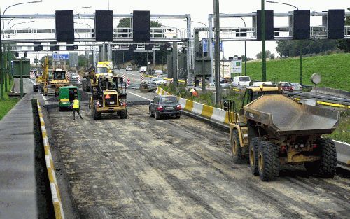 ANTWERPEN â€“ Bulldozers aan het werk bij de Kennedytunnel in Antwerpen. Deze zomer is de buitenring aangepakt, volgend jaar krijgt de binnenring een beurt. Een deel van de kennis werd in Nederland opgedaan bij de renovatie van de ringweg A10 bij Amsterda