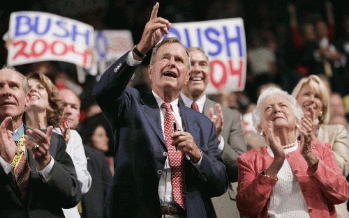 NEW YORK - Op de eerste dag van de Republikeinse conventie in New York waren maandag onder anderen de ouders van president George W. Bush aanwezig. In het midden oud-president George Bush en rechts zijn vrouw Barbara. - Foto EPA