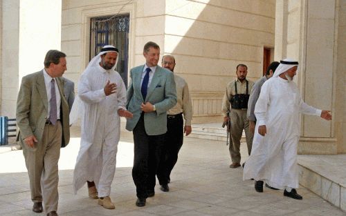 BAGDAD â€“ De Franse ambassadeur in Irak, Bernard Bajolet (m.), en de speciale gezant Huberts Colin de VerdiÃ¨re (l.) verlaten de Umm al Qura moskee in Bagdad na overleg met Iraakse soennitische geestelijken. De diplomaten onderhandelen over de vrijlating