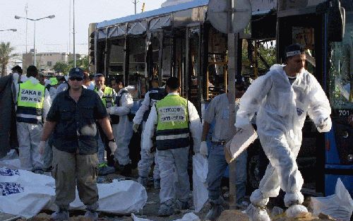 BEERSHEBA - Reddingswerkers helpen slachtoffers vlak na de aanslag op een bus in Beersheba. Foto EPA