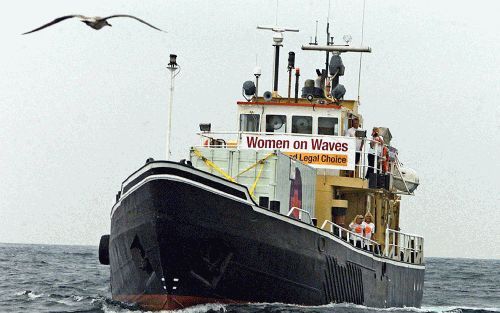 FIGUEIRA DA FOZ â€“ De Nederlandse abortusboot ”Borndiep” van de stichting Women on Waves bevindt zich op zo’n 15 mijl van de kust van Portugal. De Portugese regering ontzegde Women on Waves zaterdag de toegang tot de territoriale wateren. Foto EPA