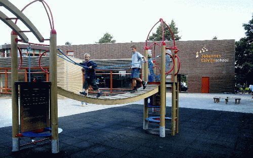 KRIMPEN A/D IJSSEL â€“ Spelende kinderen voor het nieuwe pand van de Johannes Calvijnschool in Krimpen aan den IJssel. Het gebouw is gisteren officieel geopend. Foto RD, Sjaak Verboom