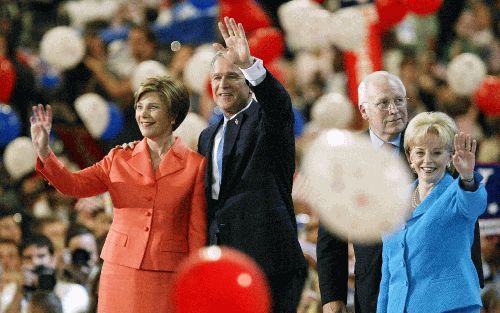 NEW YORK - George Bush en zijn vrouw zwaaien donderdagavond naar het publiek aan het einde van de Republikeinse Conventie in New York. Naast hen staat vice-president Dick Cheney met zijn vrouw. Donderdagavond heeft Bush de nominatie als presidentskandidaa