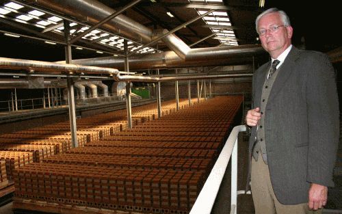 SPIJK â€“ Directeur P. Wijman van Huwa baksteen: „Een dagproductie komt hier in Spijk op zo’n 400.000 bakstenen, in totaal bedraagt de jaarlijkse productiecapaciteit 180 miljoen stuks, basiswaalformaat.” Een gemiddelde tussenwoning is opgetrokken uit zo’n