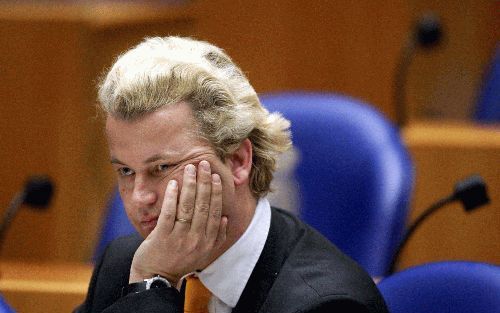 DEN HAAG - Na langdurig crisisberaad kwam het donderdagavond laat definitief tot een breuk tussen Wilders en de VVD. Het rechts-liberale kamerlid kondigde daarop aan dat hij zijn zetel behoudt en denkt aan de oprichting van een nieuwe politieke beweging. 