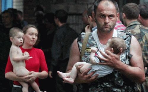 BESLAN â€“ De terroristen die op een school in Noord OssetiÃ« sinds dinsdag honderden mensen in gijzeling houden, hebben donderdag 26 vrouwen en kinderen vrijgelaten. Moeders werden gedwongen te kiezen welke van hun kinderen zij in de school achterlieten.