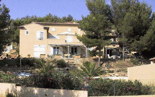 Nederlandse gehandicapte vakantiegangers komen graag terug in het Zuid Franse CadiÃ¨re d’Azur. De Brabantse verpleegkundige Gwen Burgers en haar man hebben de eerste etage van hun villa omgebouwd tot twee aangepaste appartementen. Foto Maison La Luquette