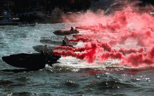 ROTTERDAM â€“ Marinevaartuigen geven een demonstratie op de 27e editie van de Wereldhavendagen in Rotterdam, die zaterdag en zondag werden gehouden. Er kwamen tussen de 420.000 en de 450.000 bezoekers op het evenement af. Foto FBF.NL