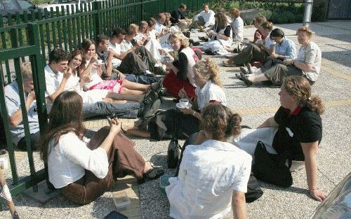 NIEUW LEKKERLAND â€“ Pauze tijdens de bijbelstudiedag van de Stichting Reformatorisch AppÃ¨l. Foto Rob Kamminga