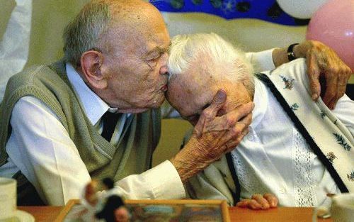 AMERSFOORT â€“ Herman Boon (101) en Hendrika Boon Pull (97) uit Amersfoort herdachten zondag hun rodium huwelijksjubileum. Maandag vierden ze dat in bijzijn van burgemeester A. van Vliet Kuiper en commissaris van de Koningin B. Staal. Foto ANP