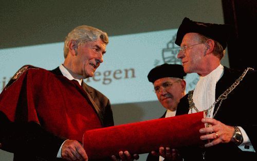 NIJMEGEN â€“ Oud premier Lubbers ontving maandag een eredoctoraat aan de Radboud Universiteit Nijmegen. Hij pleitte voor een minder streng asielbeleid. Foto ANP