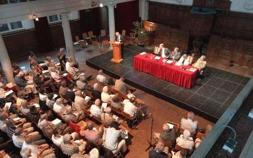 AMSTERDAM â€“ De notie ”onopgeefbare verbondenheid met IsraÃ«l” heeft iets van een politieke loyaliteitsverklaring, zei dr. Henri Veldhuis maandag, tijdens een debatbijeenkomst in De Rode Hoed in Amsterdam. Hij wees de formulering dan ook af. Een deelneme