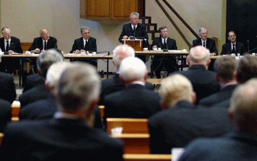 UTRECHT â€“ Het moderamen van de synode van de Gereformeerde Gemeenten. V.l.n.r. ds. M. Golverdingen, ouderling J. T. van den Berg, ds. W. Silfhout, ds. J. J. van Eckeveld, ds. P. Mulder, ouderling G. de Boef en ouderling S. Boogaard. Foto: Hans Roggen