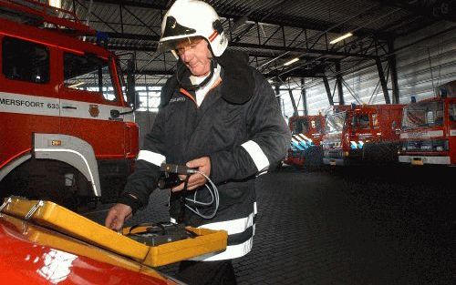 AMERSFOORT â€“ Leo Stapelbroek, chef operationale zaken bij de brandweer in Amersfoort: „Droog oefenen is leuk, maar als ik geen rook of vuur zie, loop ik door. In het echt is dat niet altijd verstandig.” Foto Ronald Kersten