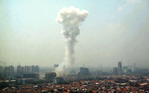 JAKARTA â€“ Een amateur-fotograaf maakte donderdagochtend een opname na de bomaanslag op de Australische ambassade in de Indonesische hoofdstad Jakarta. Daarbij kwamen negen mensen â€“allemaal IndonesiÃ«rsâ€“ om het leven. Foto EPA