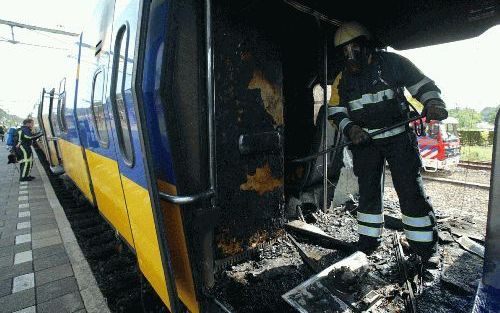 EDE â€“ De brand in een treincoupÃ© op station Ede Wageningen zorgde vrijdagmiddag urenlang voor vertragingen tussen Utrecht en Arnhem. De brand brak uit op het dak van de trein, vermoedelijk door een fout in de stroomafname. De machinist raakte lichtgewo